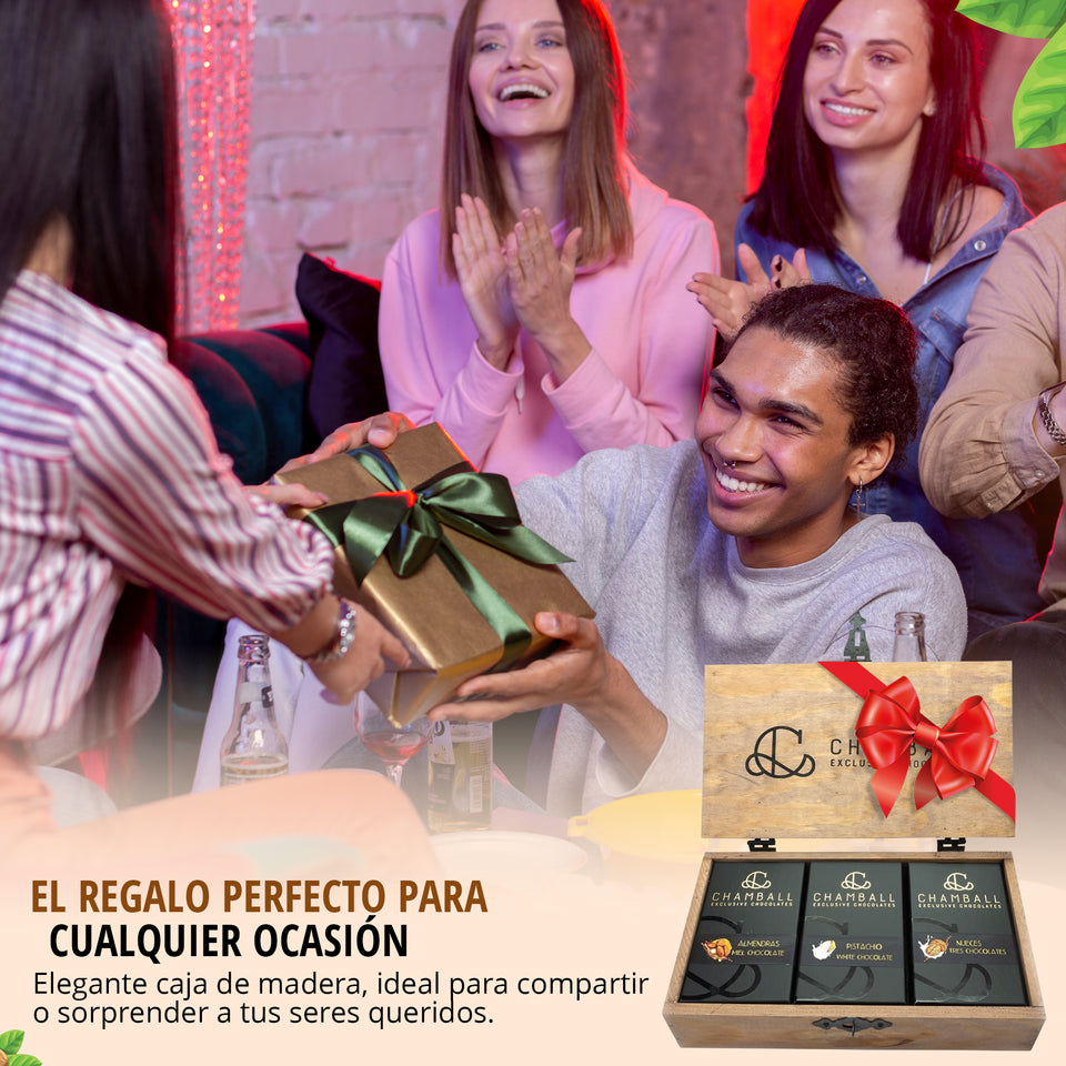 Caja de Madera con Pistachos, Almendras y Nueces.